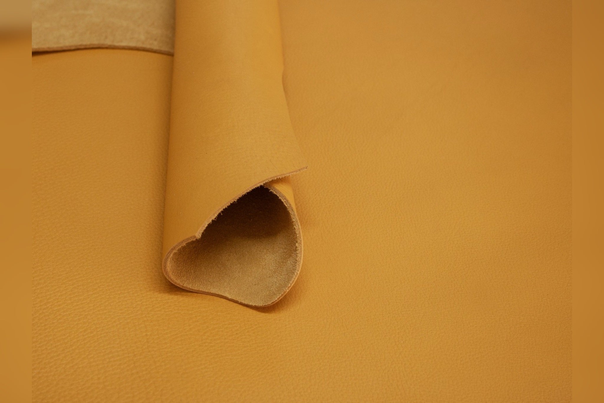 Double-Sided Excellence: The "Syna" Tumbled Leather Difference in Craftsmanship