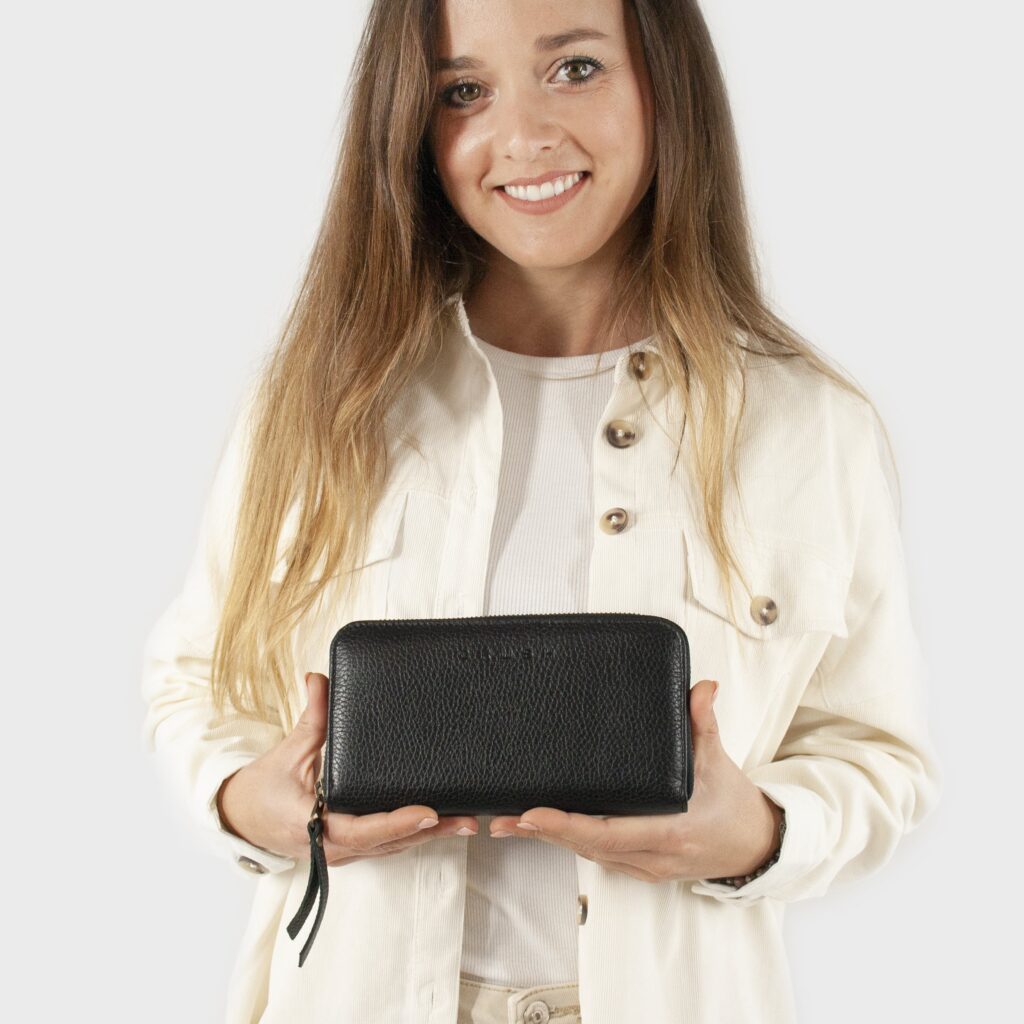 leather purse - black purse - model